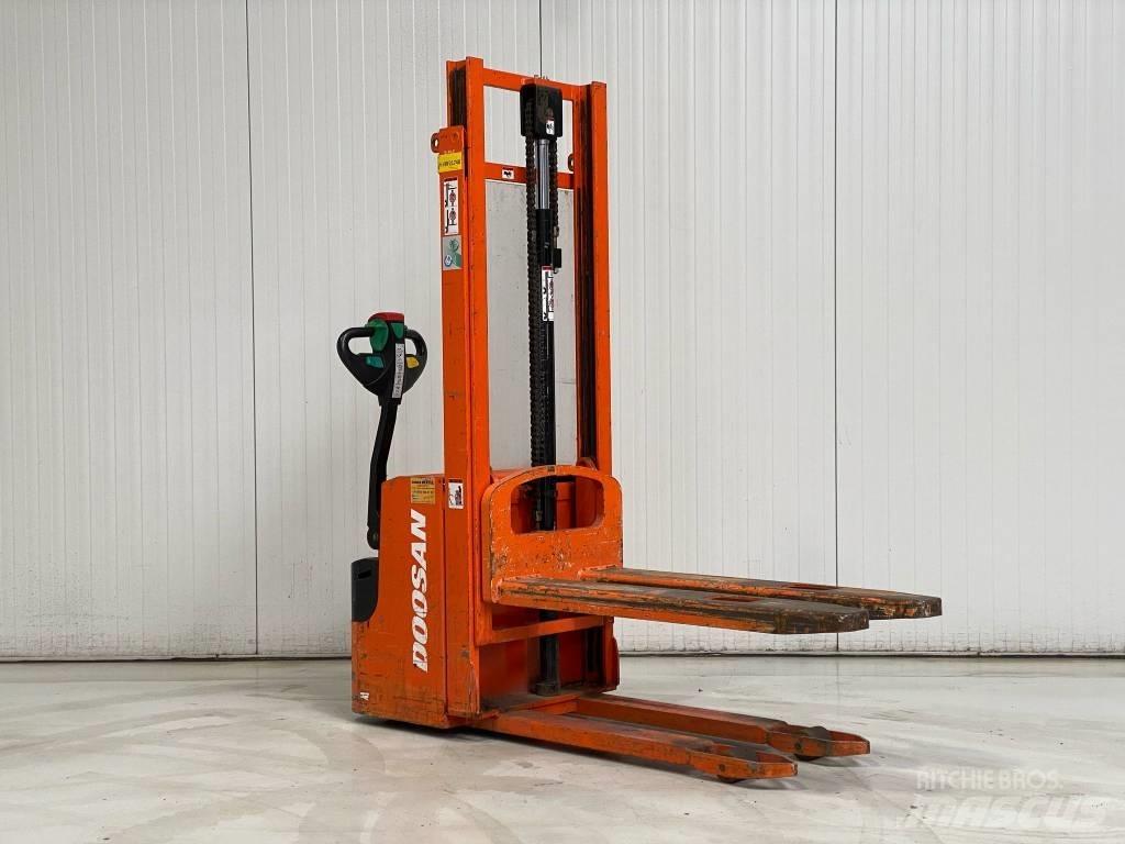 Doosan LEDS12.5C Pedestrian stacker