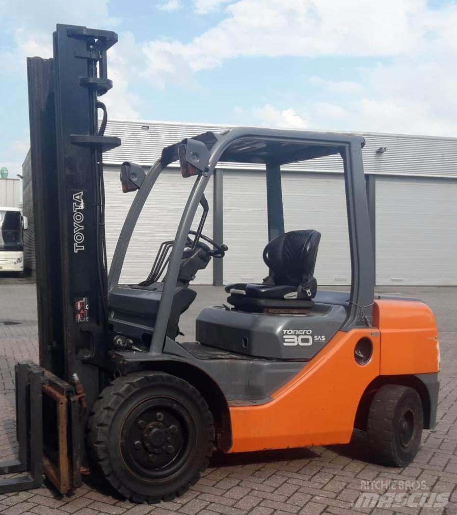 Toyota 8 FD F 30 Diesel trucks
