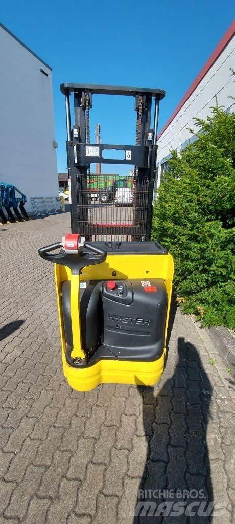 Hyster S 1.4 IL Pedestrian stacker