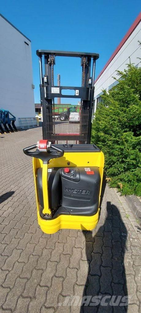 Hyster S 1.4 IL Pedestrian stacker