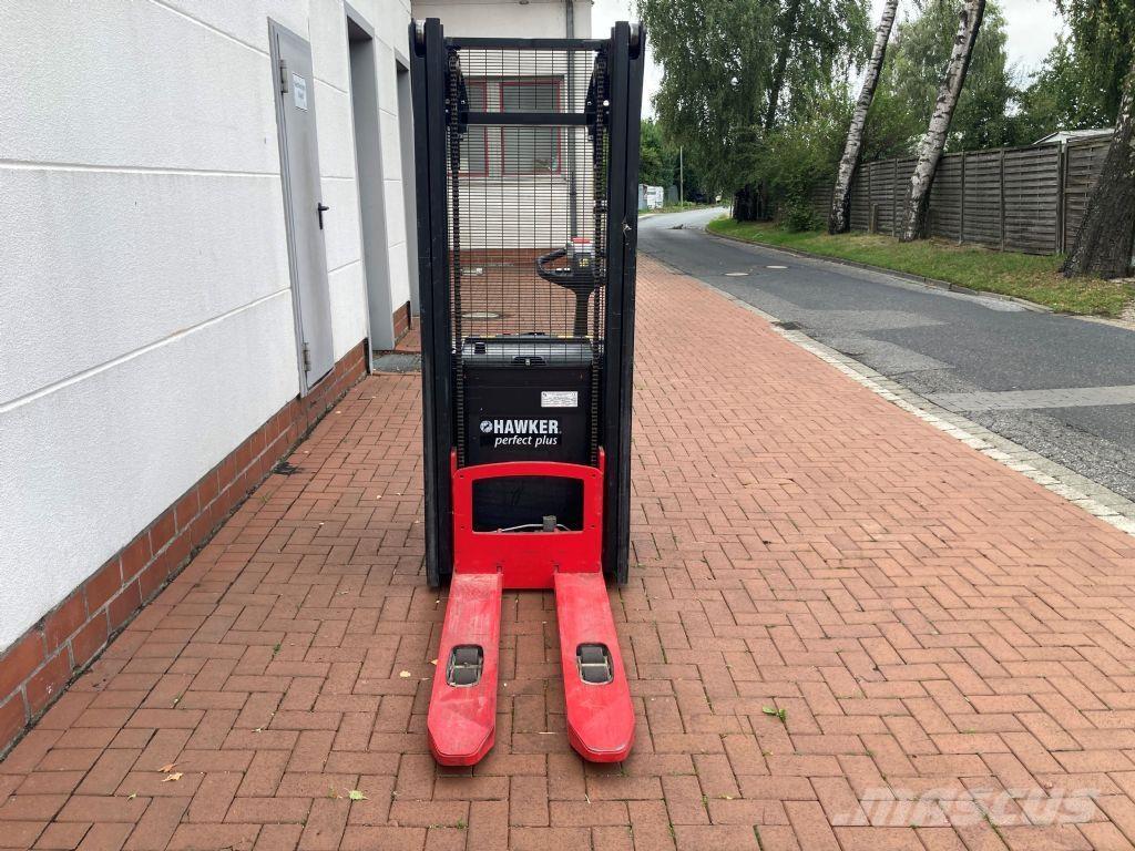 Hyster S 2.0 Pedestrian stacker