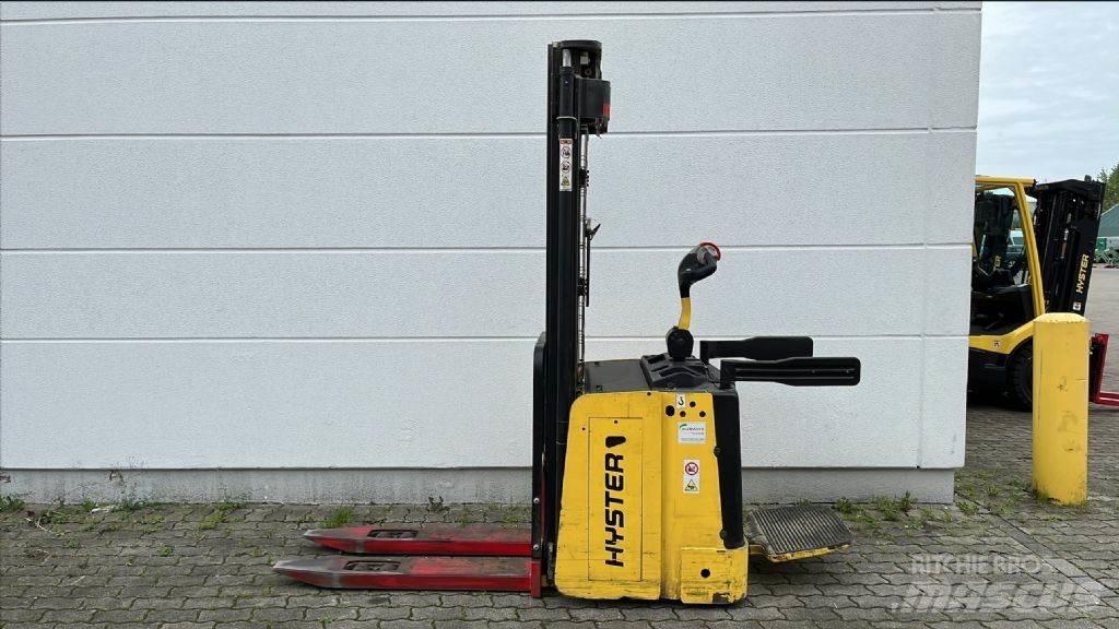 Hyster S1.5S Pedestrian stacker