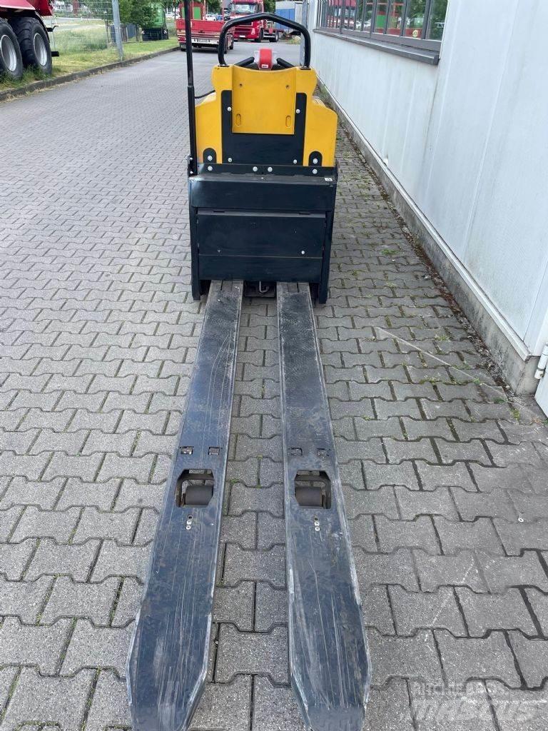 Yale MO 25 Low lift order picker