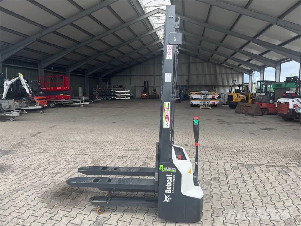 Bobcat LSM12N-7 i Pedestrian stacker