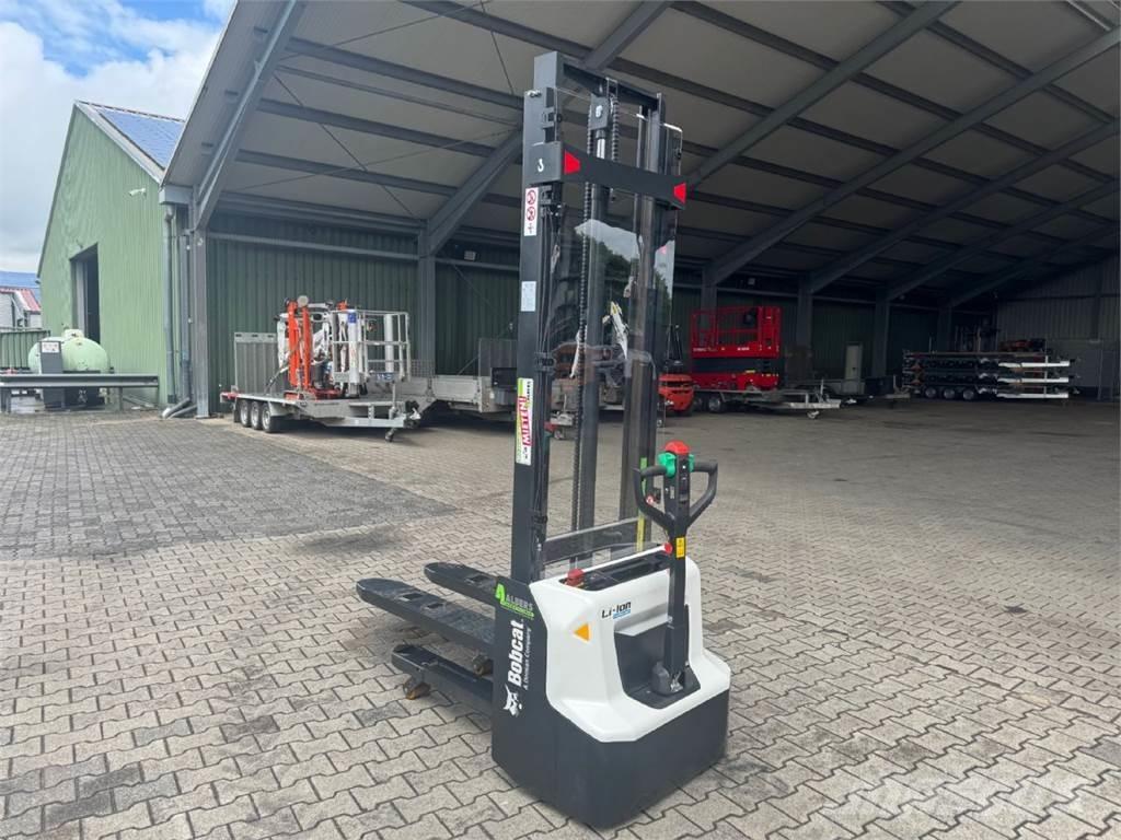 Bobcat LSM12N-7 i Pedestrian stacker