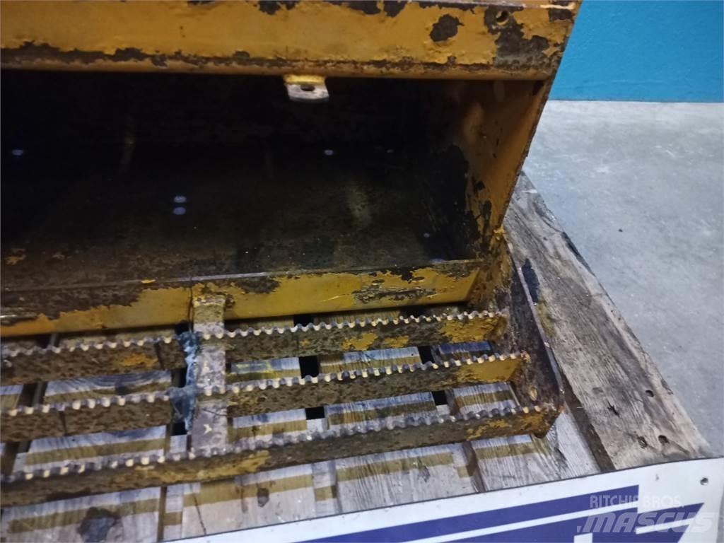 CASE 595 Screening buckets