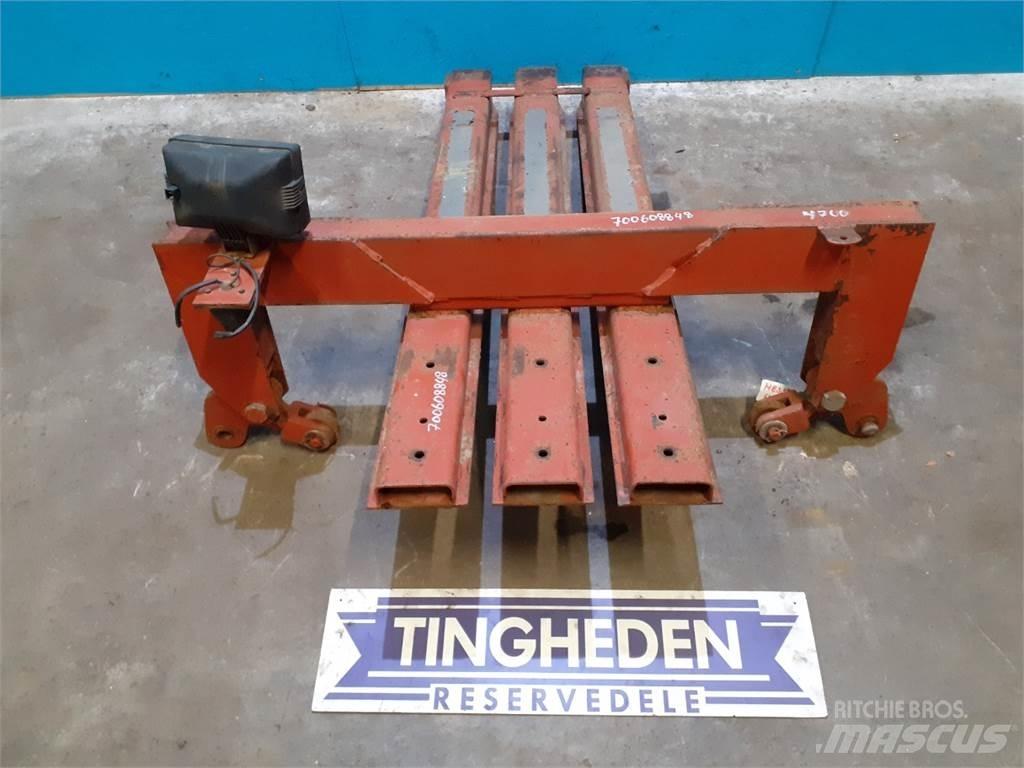 Hesston 4700 Bale clamps