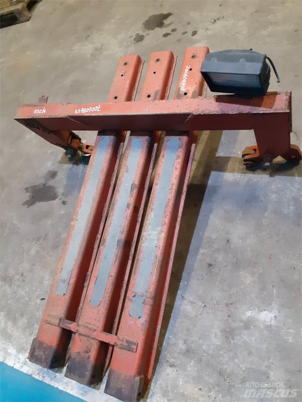 Hesston 4700 Bale clamps