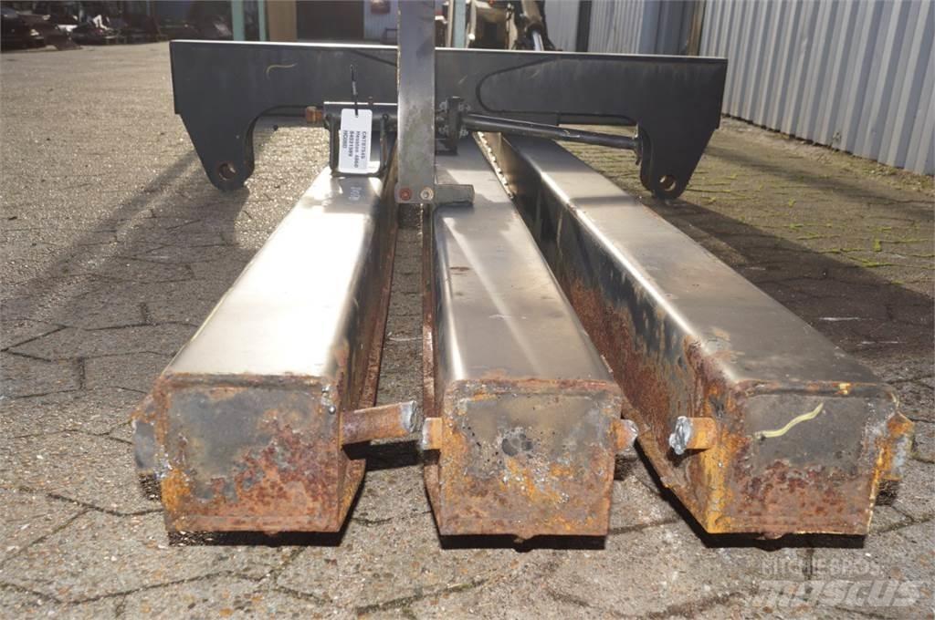 Hesston 4860S Bale clamps