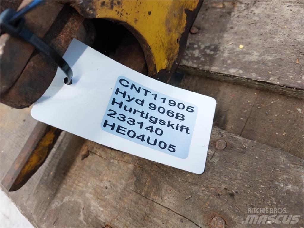 Hydrema 906B Quick connectors