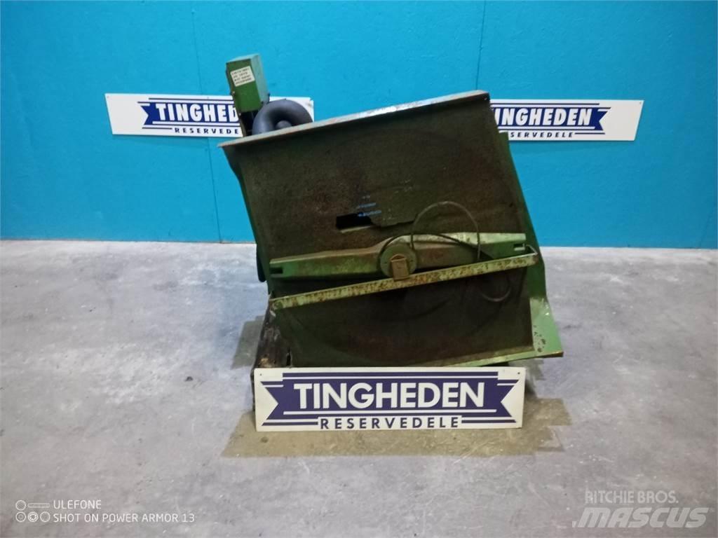 John Deere 1075 Cabins and interior
