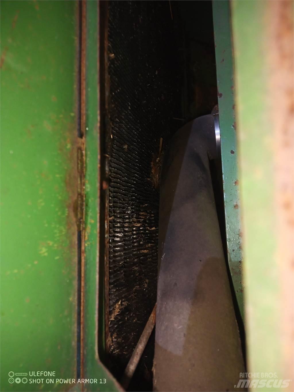 John Deere 1075 Cabins and interior