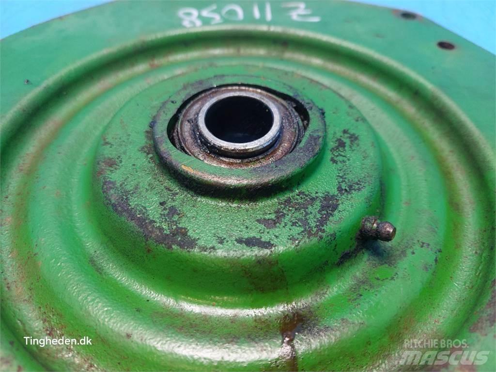 John Deere 1085 Sand and salt spreaders