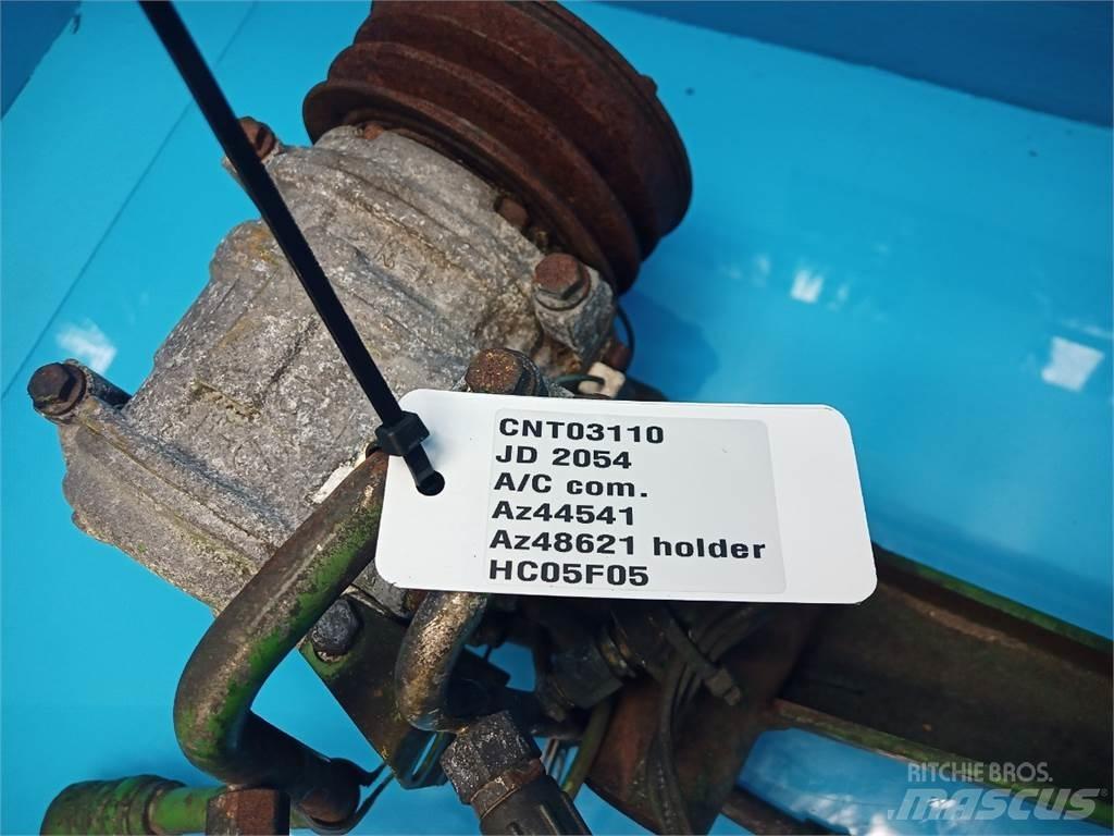 John Deere 2054 Cabins and interior