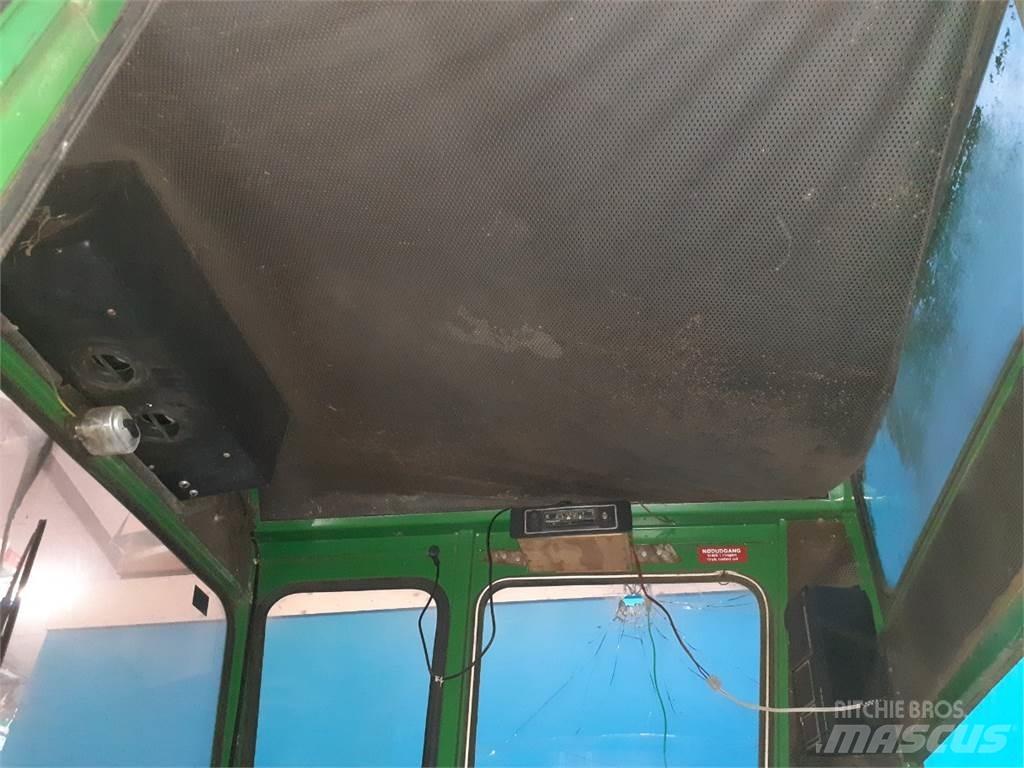 John Deere 955 Cabins and interior