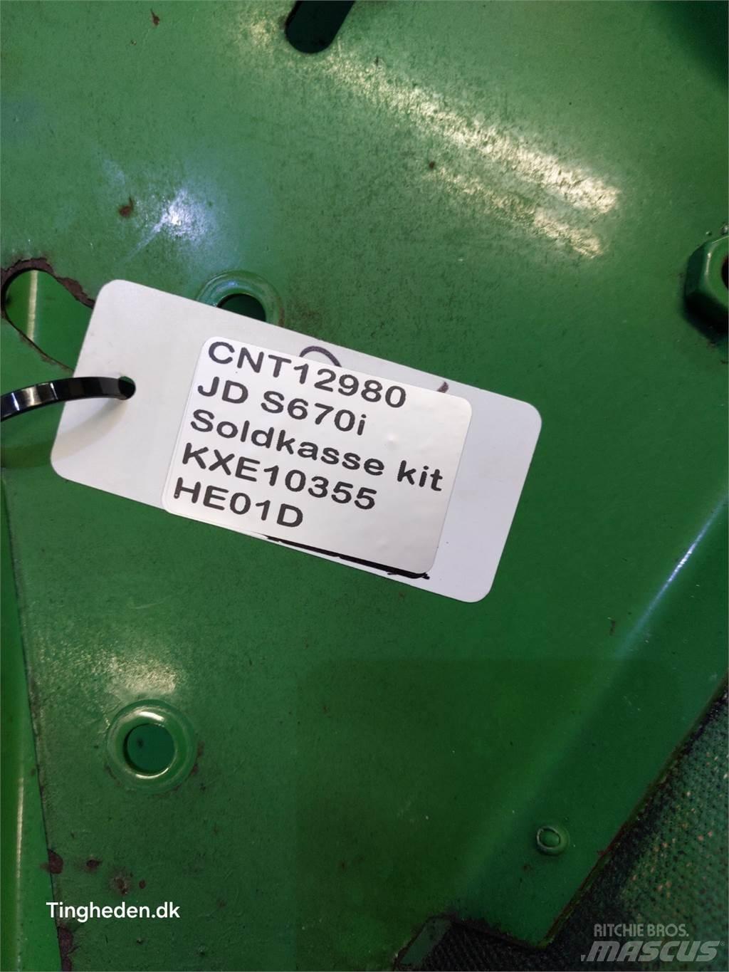 John Deere S670 Sand and salt spreaders