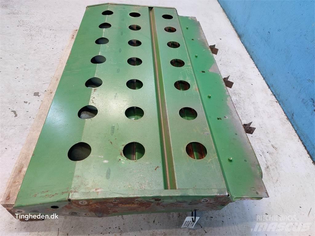 John Deere S670 Sand and salt spreaders