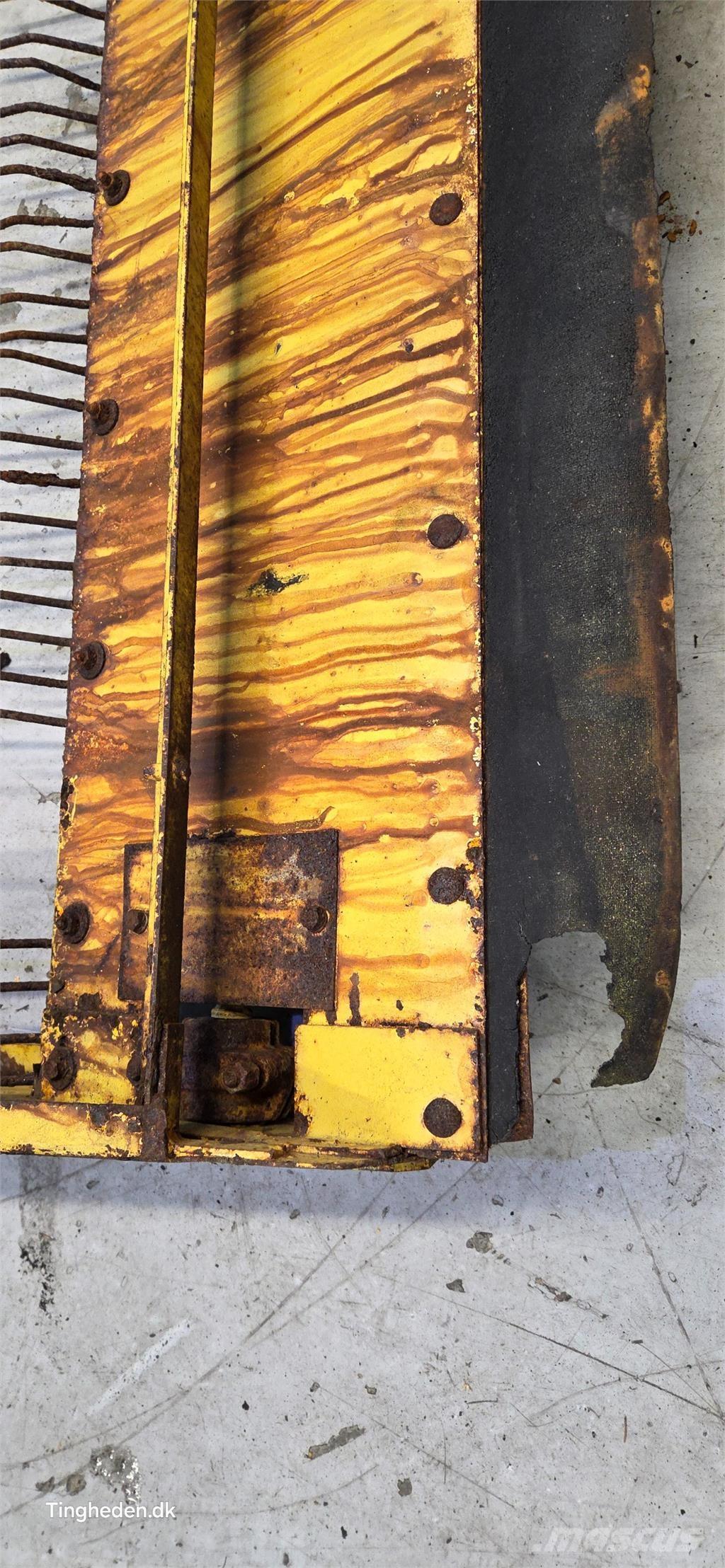 New Holland 1550 Sand and salt spreaders