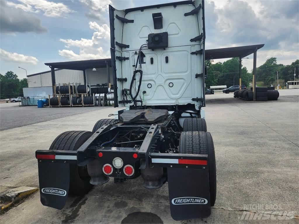 Freightliner 126 Prime Movers