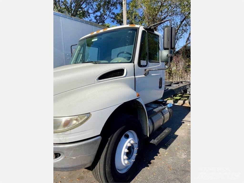 International MA025 Chassis Cab trucks