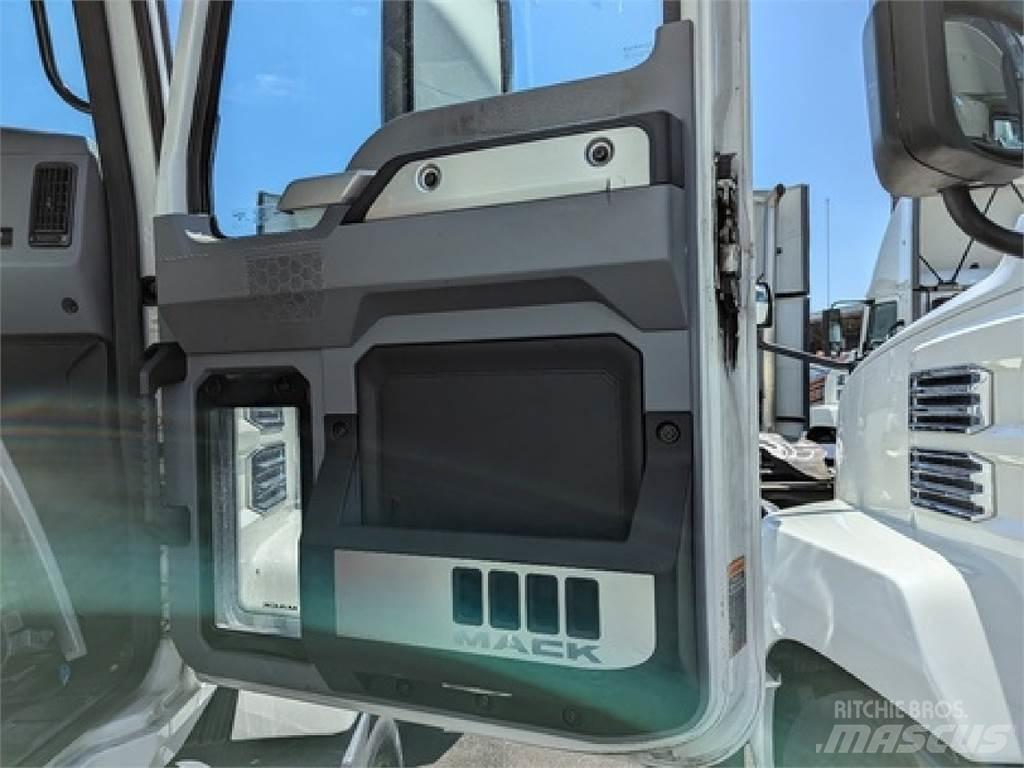 Mack AN64T Prime Movers