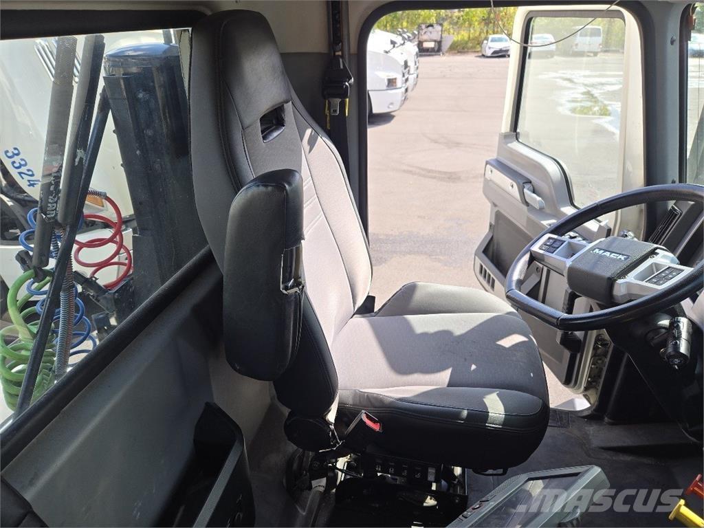 Mack AN64T Prime Movers