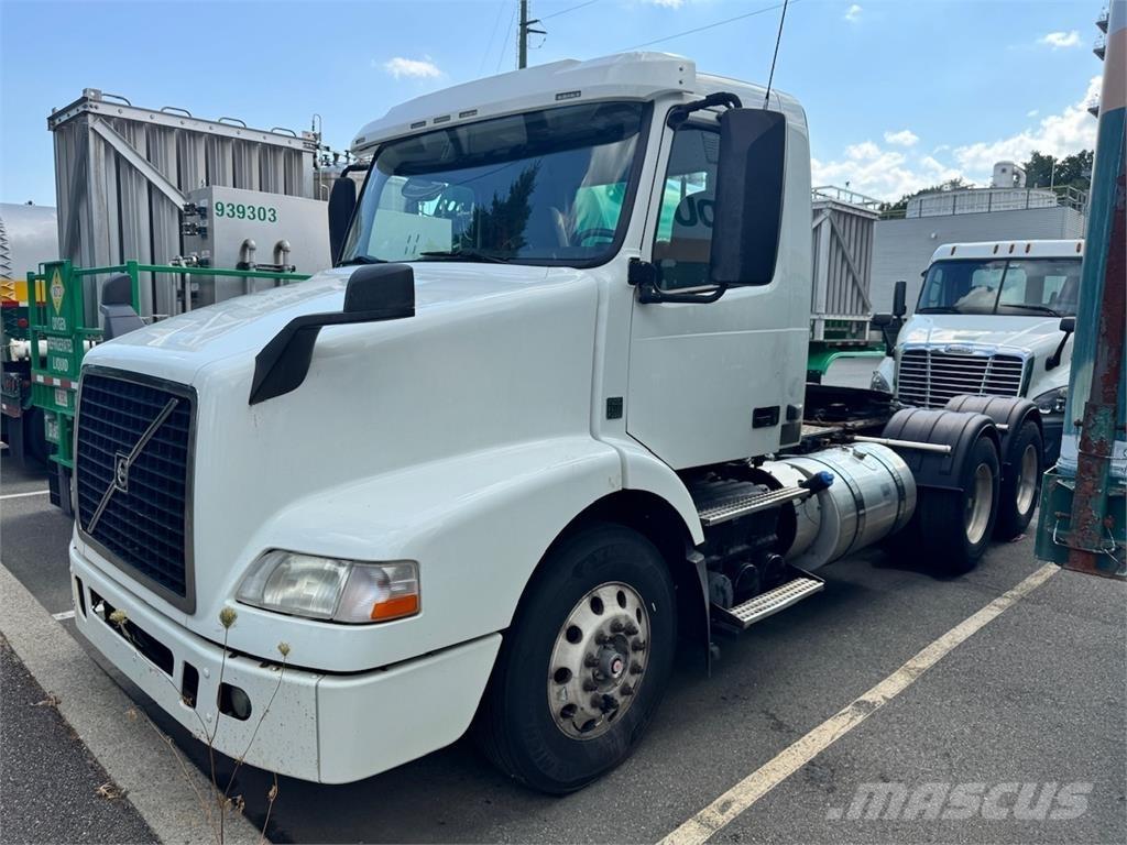 Volvo VNM64T200 Prime Movers