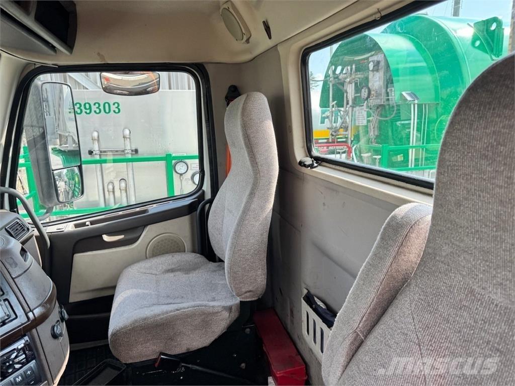 Volvo VNM64T200 Prime Movers