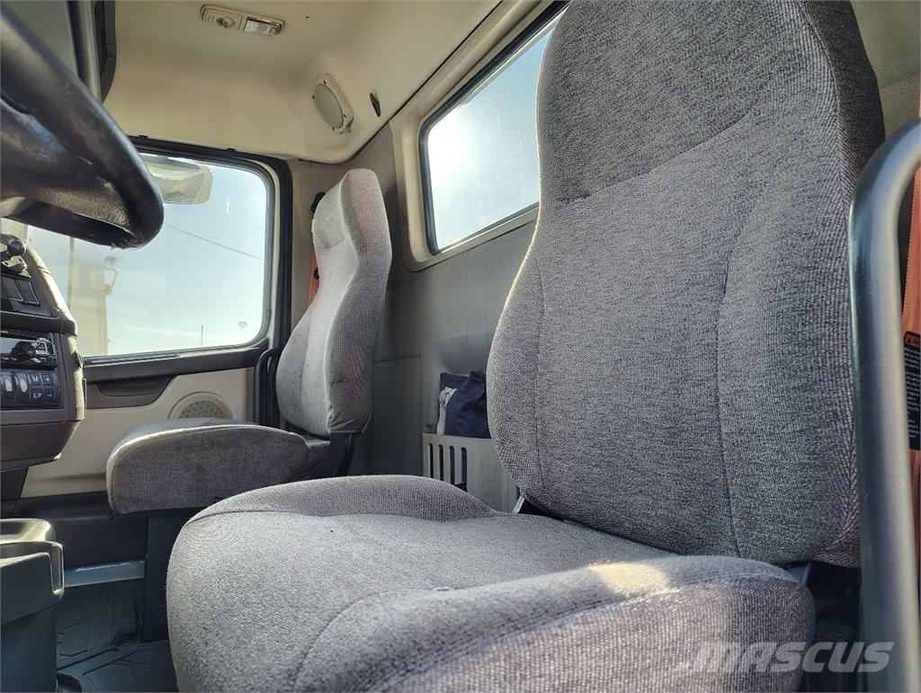 Volvo VNM64T200 Prime Movers