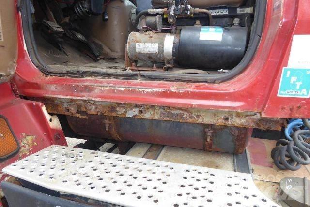 Ford L9000 Chassis Cab trucks