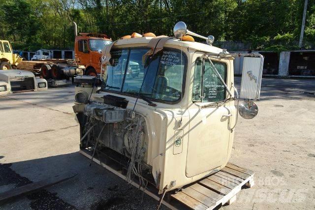 Mack RD690S Cabins and interior