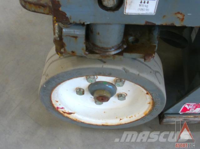 SkyJack SJ3219 Articulated boom lifts