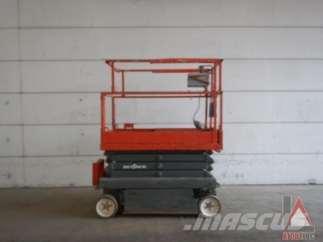 SkyJack SJ3219 Articulated boom lifts