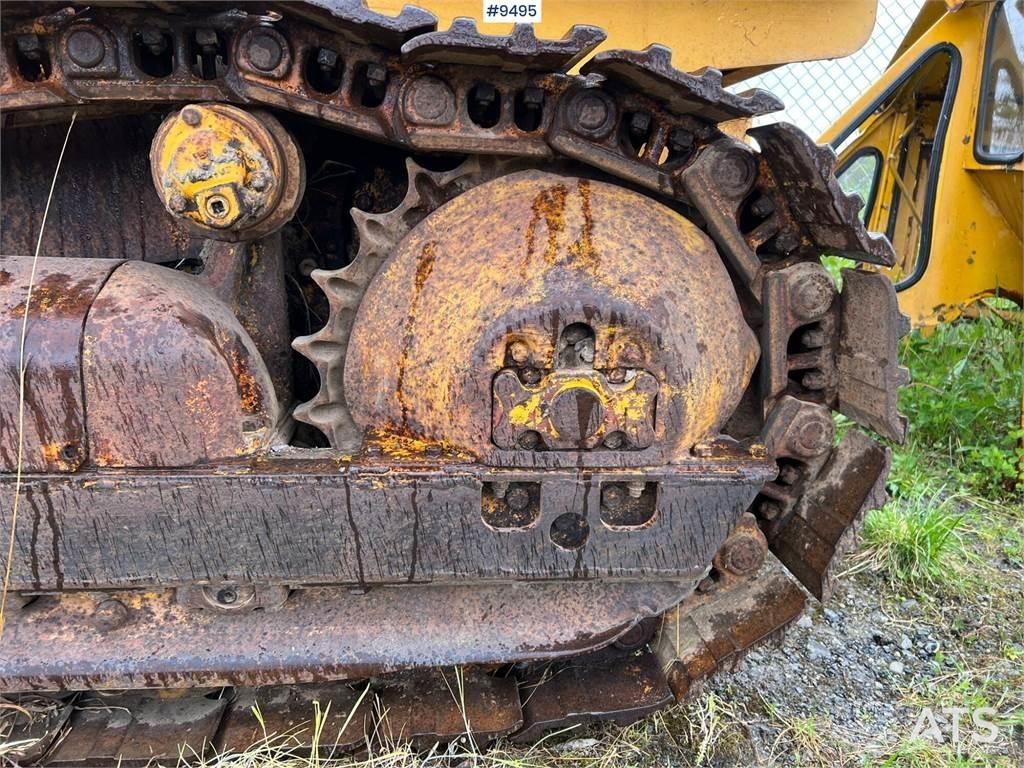 International L125 Crawler dozers
