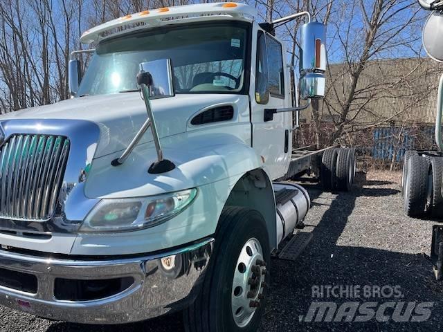 International 4400 Flatbed / Dropside trucks