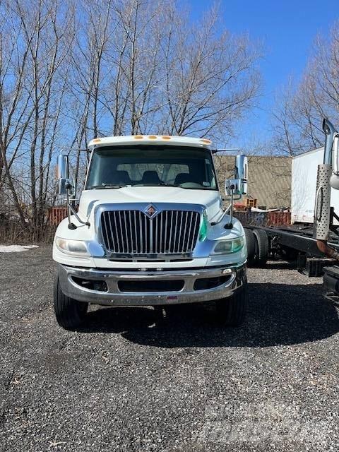 International 4400 Flatbed / Dropside trucks