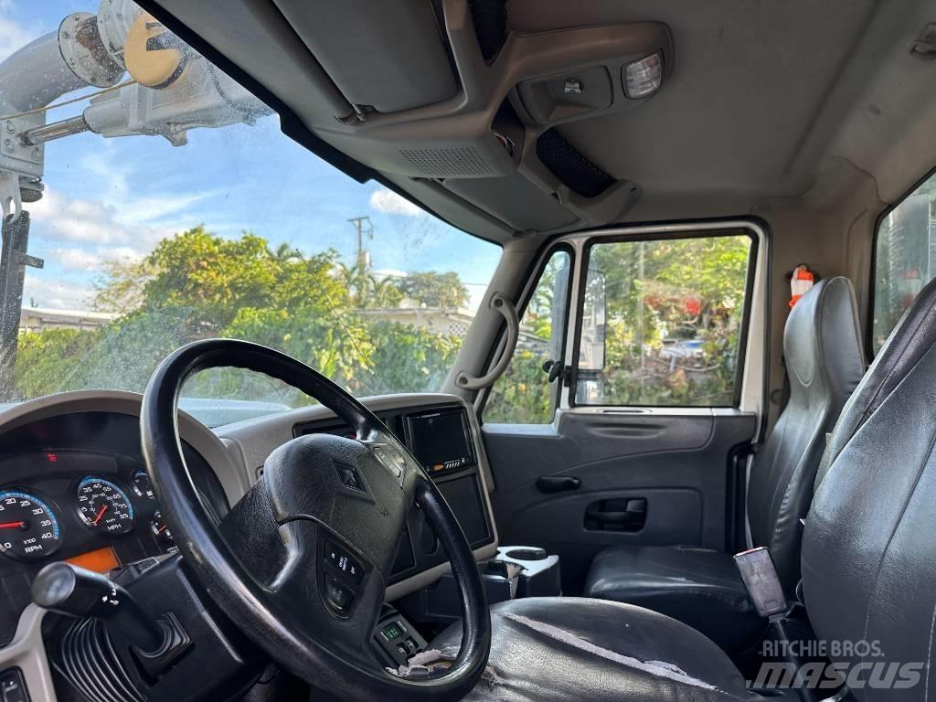 International 7400 Commercial vehicle