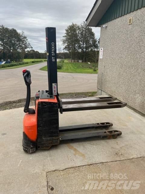 BT SWE 080 L Pedestrian stacker