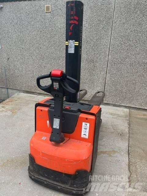 BT SWE 080 L Pedestrian stacker