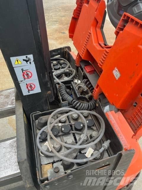 BT SWE 080 L Pedestrian stacker