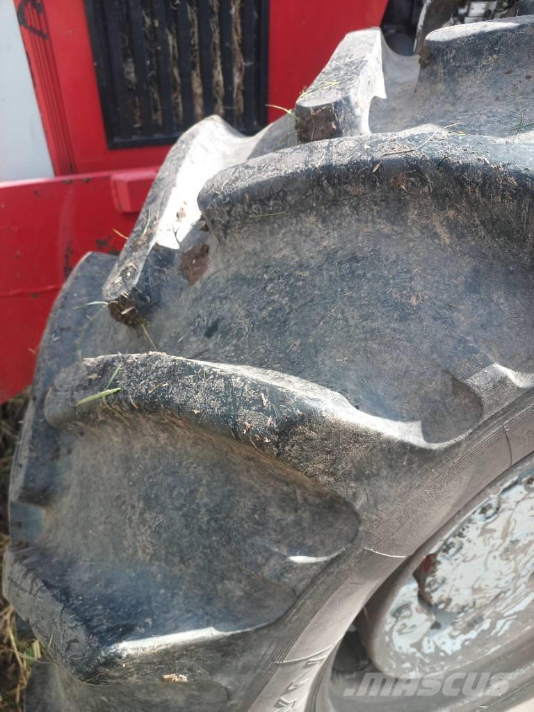 Massey Ferguson 2725 Tractors