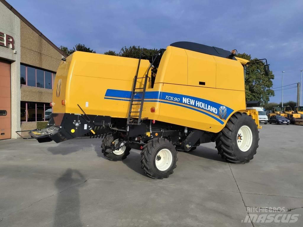 New Holland TC 5.90 Combine harvesters