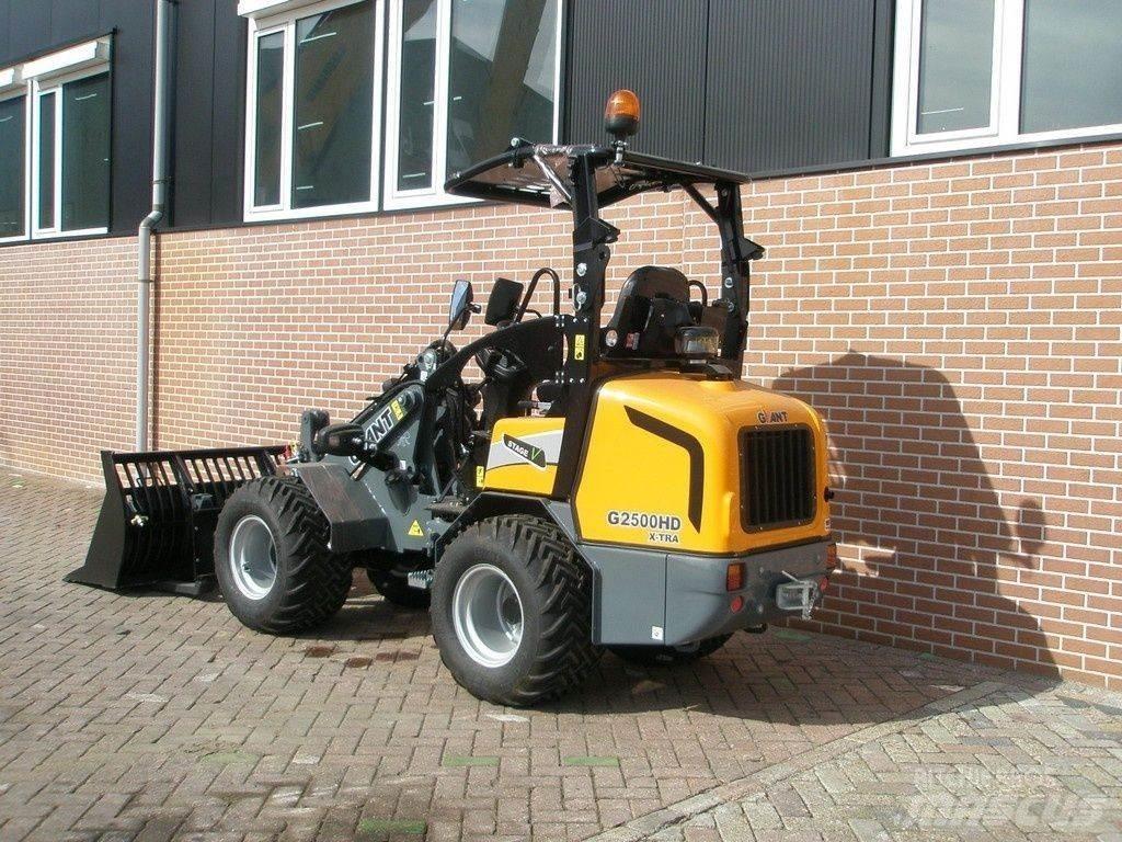 GiANT G2500 Mini loaders