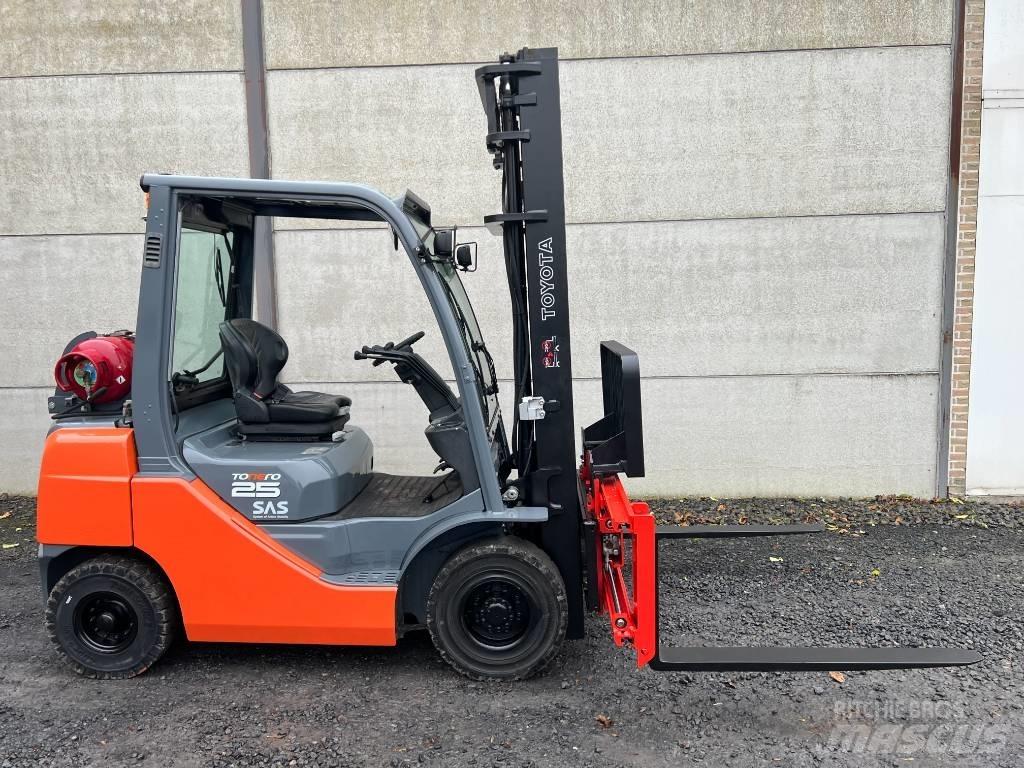 Toyota 02-8 FGF 25 LPG trucks