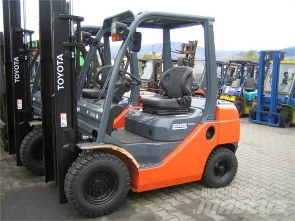 Toyota 02-8FG25 LPG trucks