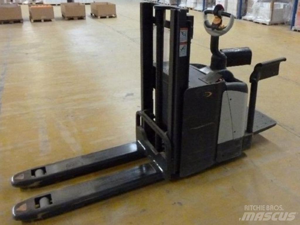 Crown LP 3020 Medium lift order picker