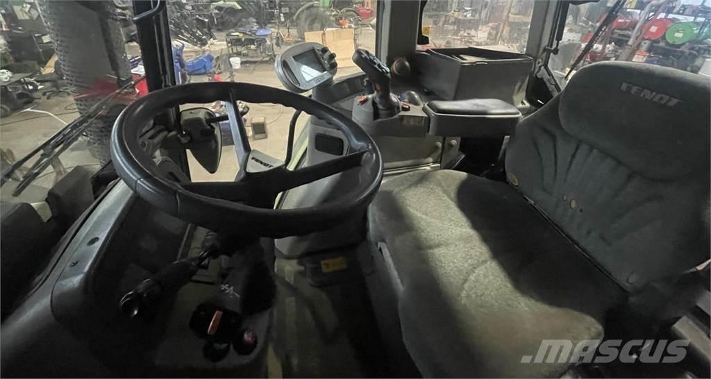 Fendt 820 Vario Tractors