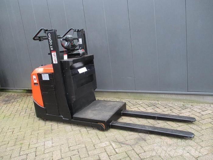 Toyota OSE 100W Low lift order picker