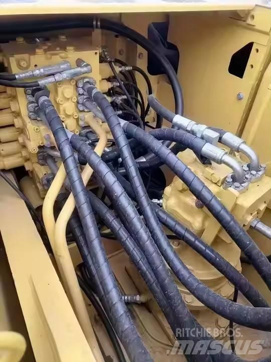 Komatsu PC200 Crawler excavators