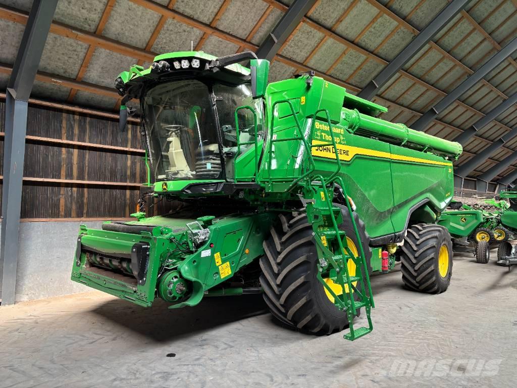 John Deere X9 1000 Combine harvesters